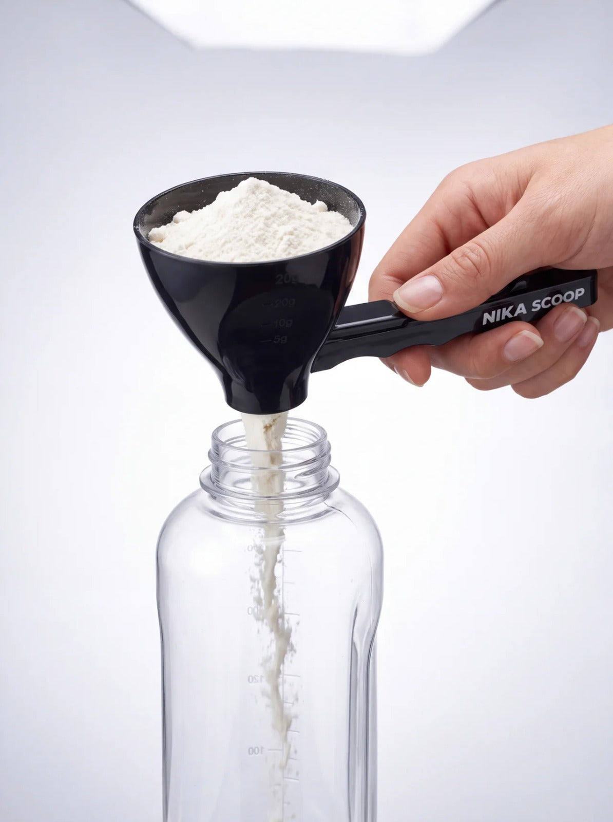 NIKA SCOOP™ | Cuchara Medidora + Embudo 2 en 1 Medí. Cargá. Sin derrames