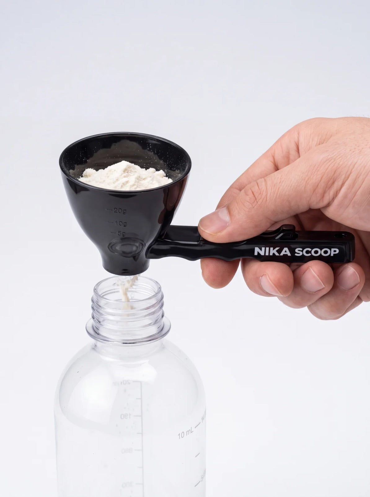 NIKA SCOOP™ | Cuchara Medidora + Embudo 2 en 1 Medí. Cargá. Sin derrames