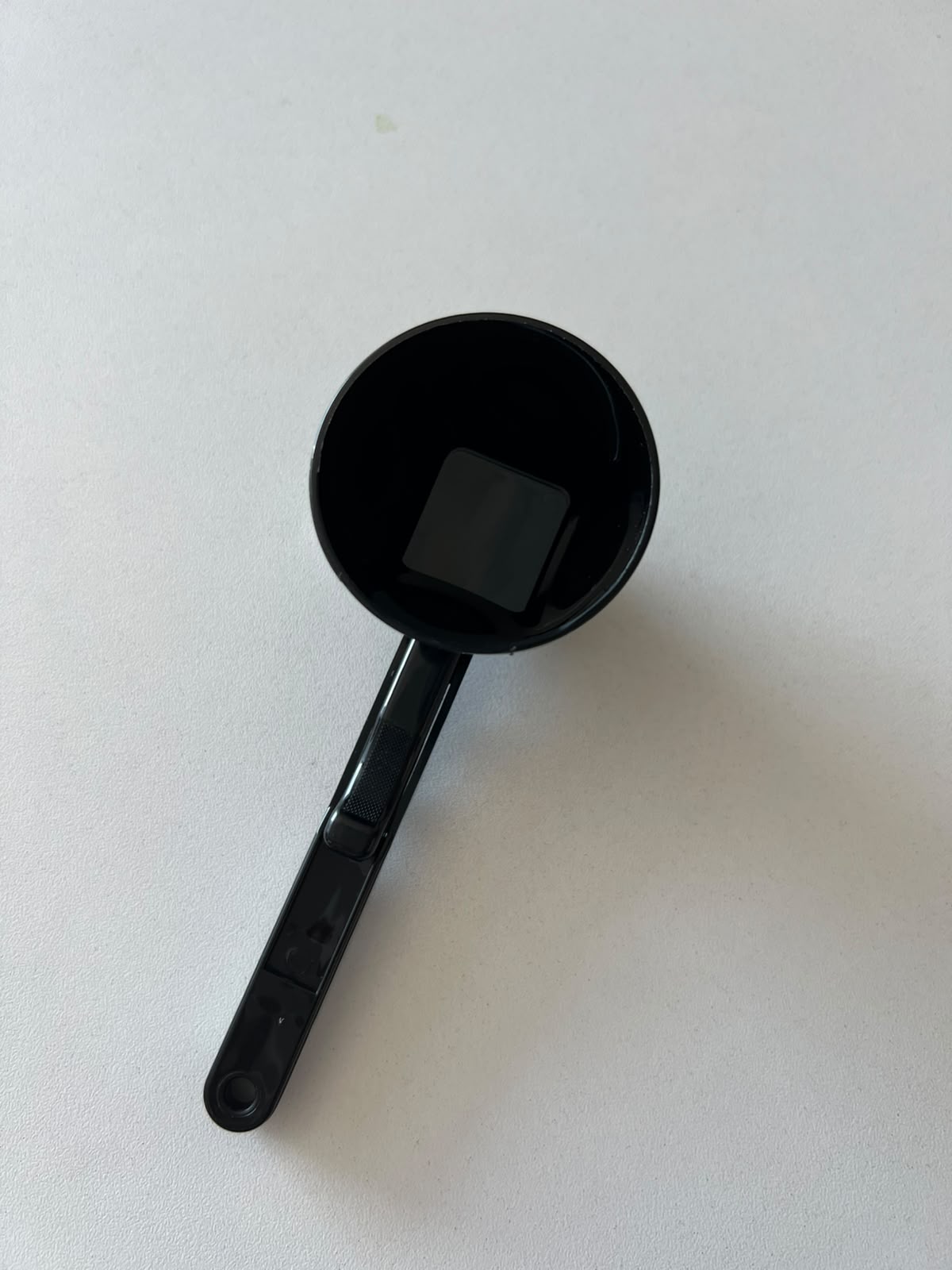 NIKA SCOOP™ | Cuchara Medidora + Embudo 2 en 1 Medí. Cargá. Sin derrames