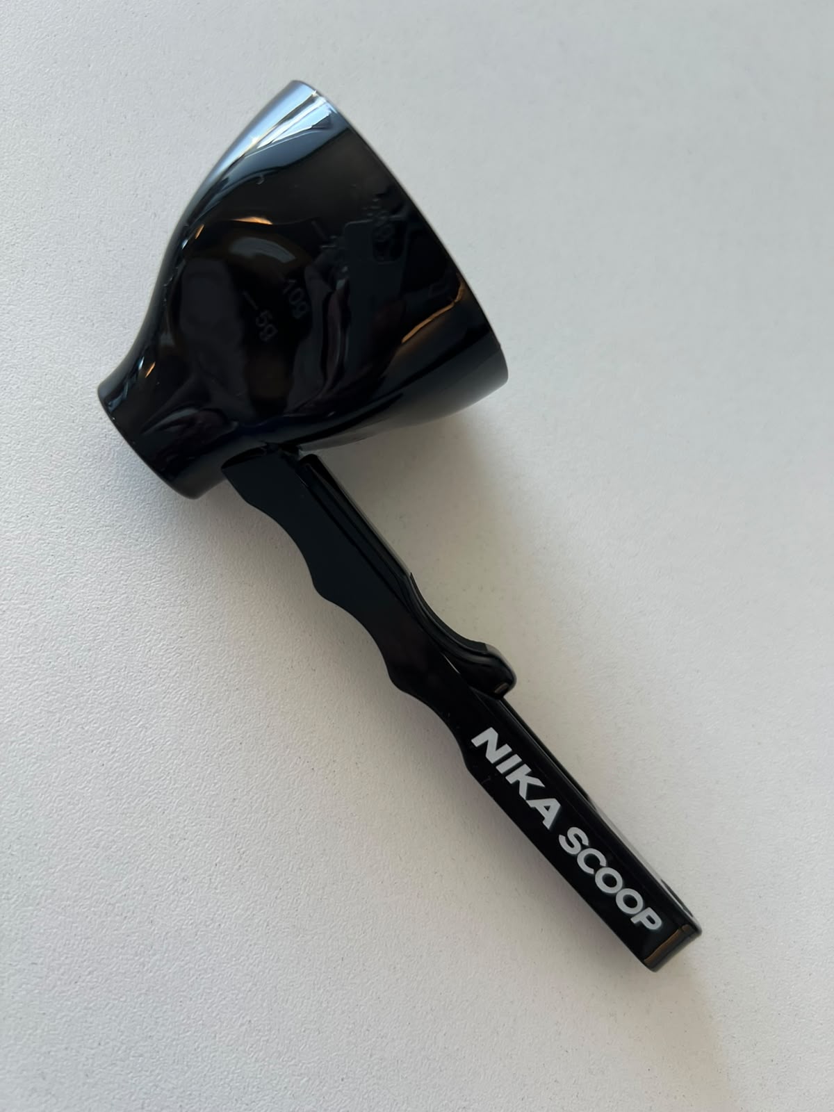 NIKA SCOOP™ | Cuchara Medidora + Embudo 2 en 1 Medí. Cargá. Sin derrames