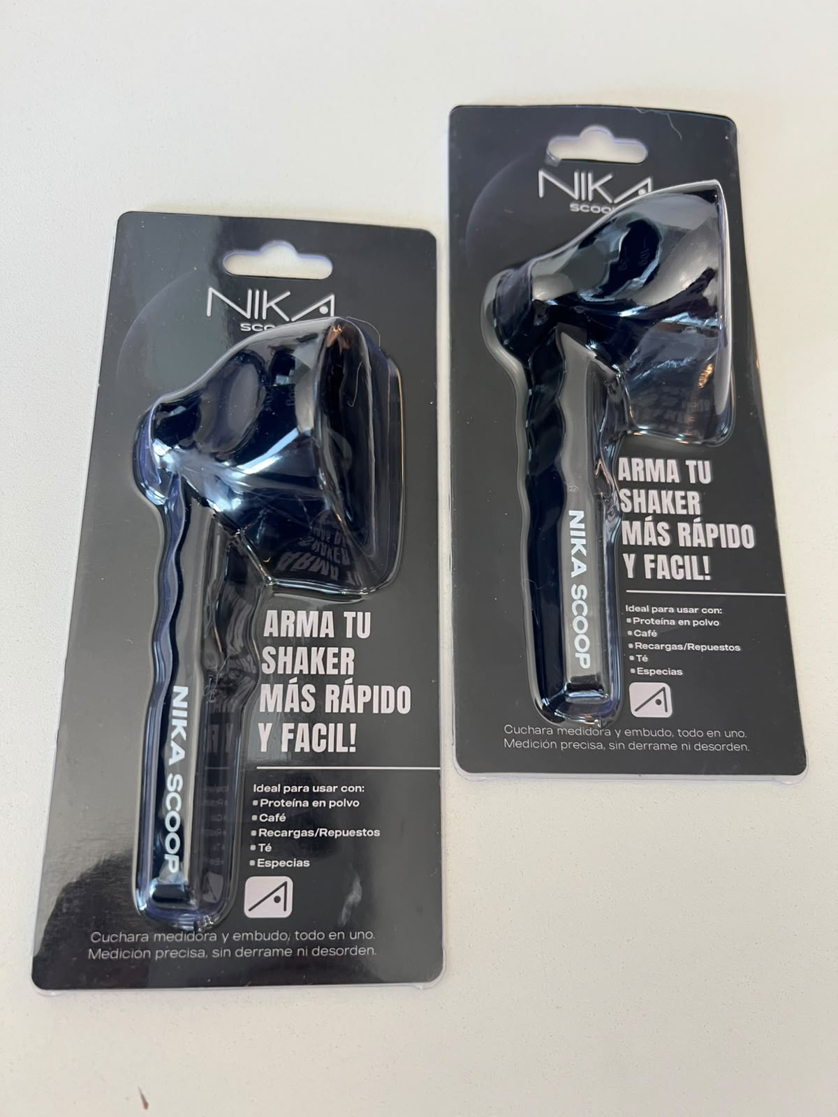 NIKA SCOOP™ | Cuchara Medidora + Embudo 2 en 1 Medí. Cargá. Sin derrames