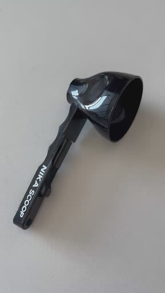 NIKA SCOOP™ | Cuchara Medidora + Embudo 2 en 1 Medí. Cargá. Sin derrames